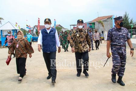 Komandan Lantamal V, Laksamana Pertama TNI Yoos Suryono Hadi saat penutupan karya bakti TNI AL 2021 program Rutilahu di Desa Labuhan Kecamatan Brondong Lamongan. (Dok Foto: Istimewa /RadarBangsa.co.id)