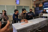 Polda Jatim mengantarkan kepulangan jenazah PMI akibat kapal tenggelam di Johor, Malaysia ke Lumajang