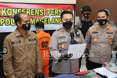 Wakapolres Magelang Kompol Aron Sebastian didampingi Kasihumas Akp Abdul Muthohir dan Kapolsek Srumbung AKP Sumino menggelar Konferensi Pers di Loby Mapolres Magelang. Sabtu (15/01/2022) (IST)