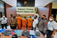 Kasatreskrim Polres Magelang AKP M. Alfan Armin mewakili Kapolres Magelang AKBP Muchammad Sarjarod Zakun, didampingi Kasihumas AKP Abdul Muthohir dan Kapolsek Mertoyudan AKP Soedjarwanto saat konfrensi pers (IST)