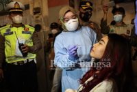 Patroli Pamor Keris dipimpin oleh Kabagops Polresta Malang Kota serta swab antigen secara acak  di beberapa tempat kerumunan, Selasa (25/1/2022) (IST)