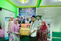 Pemberian alat hadroh, banner, keprean, nasi tumpeng oleh GMPI Kota Malang kepada jamaah Al-Maratus Sholihah, Kedungkandang