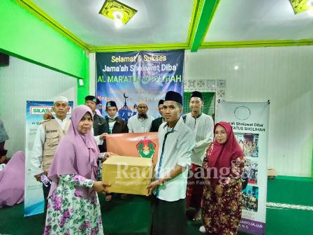 Pemberian alat hadroh, banner, keprean, nasi tumpeng oleh GMPI Kota Malang kepada jamaah Al-Maratus Sholihah, Kedungkandang