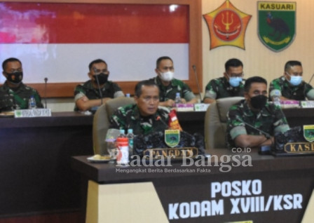 Pangdam XVIII/Kasuari, Mayjen TNI I Nyoman  (Cantiasa, S.E., M.Tr.(Han)., saat mengikuti rapat koordinasi (IST)