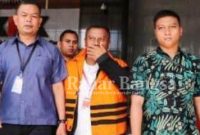 (Tengah) Mantan Bupati Mojokerto dan terpidana perkara gratifikasi Mustofa Kamal Pasa segera disidang sebagai terdakwa kasus tindak pidana pencucian uang (TPPU) sebesar Rp 34 miliar (IST)