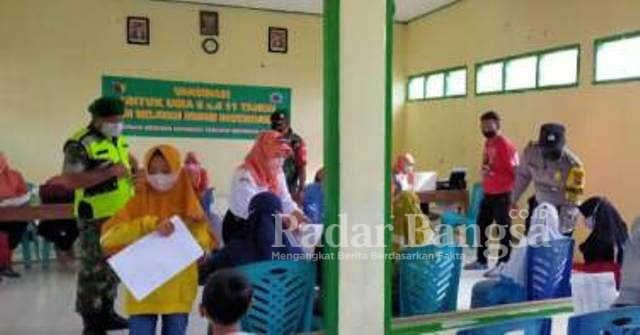 Anggota koramil Kwadungan pantau vaksinasi di SDN Tirak, Kecamatan Kwadungan, Ngawi