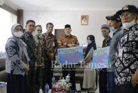 Wakil Bupati Pasaman Sabar .AS saat berikan bantuan korban  di ruang kerjanya. Kamis (20/01/2022) (IST)