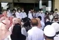 Oknum Kadispendik Pasuruan saat  orasi (IST)