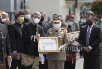 Pelindo Regional 3 menerima penghargaan dari Gubernur Jawa Timur, Khofifah Indar Parawansa (IST)