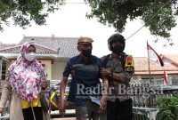 Salah satu Bhabinkamtibmas Polres Pemalang saat antar jemput warga ke tempat Vaksin (Biro Humas)