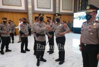 Kapolda Jatim, Irjen Pol Nico Afinta sselesai memimpin upacara kenaikan pangkat anggota Polda Jatim