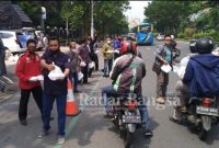 Anggota JJI saat bagikan   nasi kotak (Foto : Agus Prajitno/ RadarBangsa.co.id)