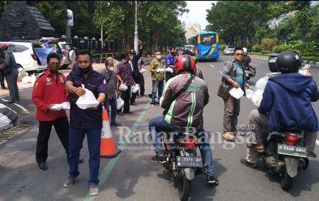 Anggota JJI saat bagikan   nasi kotak (Foto : Agus Prajitno/ RadarBangsa.co.id)