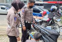 Anggota Satlantas Polrestabes Semarang saat menindak pemakai knalpot breng (IST)