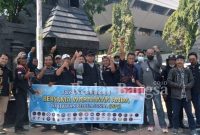  Jum'at berkah JJI bagikan nasi kotak di jalan Pahlawan depan Kantor Gubenur Jawa Tengah, Jumat (21/1/2022) (Dok Foto Nanik/RadarBangsa.co.id)