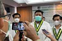 Ketua Umum SEMMI Cabang Surabaya, Achmad Donny (tengah)