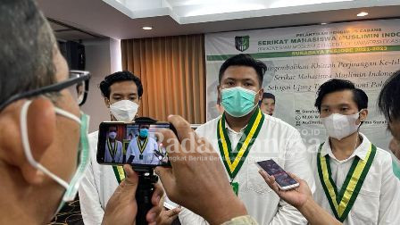 Ketua Umum SEMMI Cabang Surabaya, Achmad Donny (tengah)