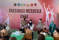 Kapolresta Sidoarjo Kombes Pol. Kusumo Wahyu Bintoro, Jumat  turun langsung ke SDN Sarirogo, memantau Vaksinasi Merdeka Anak (7/1/2022)