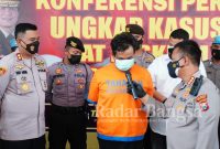 Pelaku pencurian motor saat dipamerkan Polresta Sidoarjo (IST)