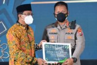 (Kanan) Bupati Sidoarjo Ahmad Muhdlor Ali berikan penghargaan kepada (Kiri) Kapolresta Sidoarjo Kombes Pol. Kusumo Wahyu Bintoro, dalam acara malam tasyakuran Hari Jadi Kabupaten Sidoarjo ke-163 di Pendopo Delta Wibawa, Minggu (30/1/2022) malam. (IST)