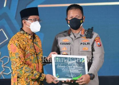 (Kanan) Bupati Sidoarjo Ahmad Muhdlor Ali berikan penghargaan kepada (Kiri) Kapolresta Sidoarjo Kombes Pol. Kusumo Wahyu Bintoro, dalam acara malam tasyakuran Hari Jadi Kabupaten Sidoarjo ke-163 di Pendopo Delta Wibawa, Minggu (30/1/2022) malam. (IST)