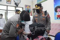 Kapolresta Sidoarjo Kombes Pol. Kusumo Wahyu bintoro yang meninjau langsung vaksinasi anak usia 6 sampai 11 tahun bagi pelajar MIN 1 (IST)