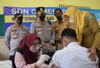  Kapolresta Sidoarjo Kombes Pol. Kusumo wahyu Bintoro, saat meninjau vaksinasi anak di SDN Cemeng Bakalan 2, Sidoarjo, Senin (10/1/2022) siang. (IST)