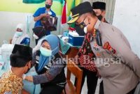 Kapolresta Sidoarjo Kombes Pol. Kusumo Wahyu Bintoro, mengecek pelaksanaan vaksinasi Covid-19 dosis kedua bagi anak usia 6 sampai 11 tahun di Madrasah Ibtidaiyah (MI) Negeri 2, Sedati. Rabu (12/1/2022) (IST)