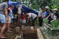 Kapolresta Sidoarjo Kombes Pol. Kusumo Wahyu Bintoro ikut hadir dan menggali kuburan untuk PMI korban kapal tenggelam di perairan Johor Malasyia