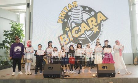 Performance show murid Pintar Bicara School di mall