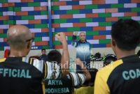  Kabid Keolahragaan Dispora Jatim, Firman Syah Ali saat memberikan pengarahan dan motivasi kepada para atlit di Pamekasan (IST)