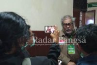 Arist Merdeka Sirait Ketua Komnas Perlindungan anak  saat memberikan keterangan kepada sejumlah media di PN Surabaya Selasa (18/02/22)