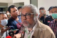 Arist Merdeka Sirait Ketua Umum Komnas Perlindungan Anak memberi keterangan Pers di PN Surabaya (IST)