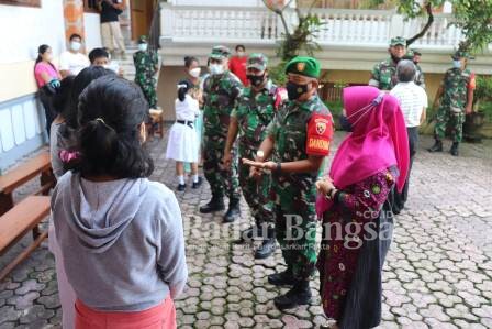 Personel TNI-Polri bersama Perangkat Daerah kembali menggencarkan kegiatan Patroli PPKM, Vaksinasi serta Isolasi Terpusat di Wilayah Kabupaten Klungkung. Kamis (10/2/2022) (IST)