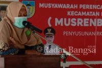 Reni Ramawati, Anggota DPRD Kabupaten Kediri dari PKS saat memberikan sambutan pada Musrenbangcam Ngadiluwih