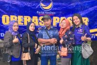 Pengurus DPC Partai NasDem Kecamatan Plemahan saat operasi pasar murah di Desa Puhjarak