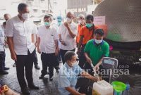 Menteri Perdagangan Muhammad Lutfi  kembali melakukan inspeksi mendadak (sidak)  ke pasar Tambakrejo Surabaya dan distributor minyak goreng  di Kota Surabaya, Jumat (18/02).