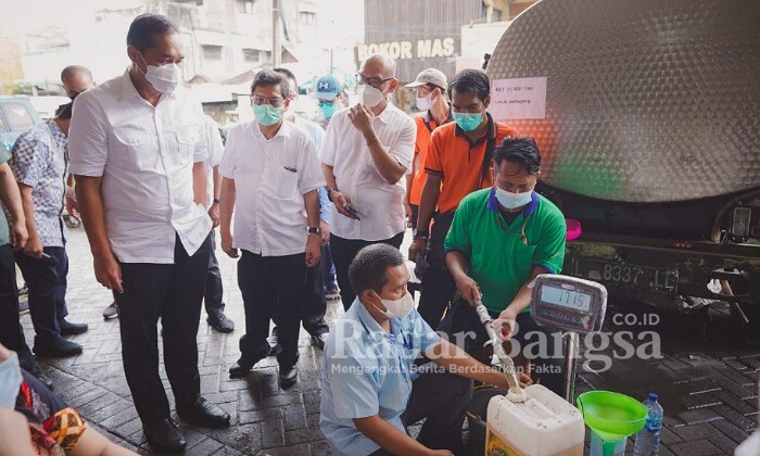 Menteri Perdagangan Muhammad Lutfi  kembali melakukan inspeksi mendadak (sidak)  ke pasar Tambakrejo Surabaya dan distributor minyak goreng  di Kota Surabaya, Jumat (18/02).