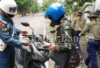 Anggota Provos saat mengecek motor anggota yang terjaring razia (IST)