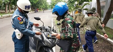 Anggota Provos saat mengecek motor anggota yang terjaring razia (IST)