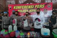 Kapolres Jepara AKBP Warsono S.H. S.K., M.H, saat konfrensi pers gelar bb miras (IST)