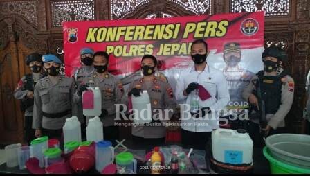 Kapolres Jepara AKBP Warsono S.H. S.K., M.H, saat konfrensi pers gelar bb miras (IST)