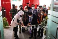  Wali Kota Batu, Hj. Dewanti Rumpoko saat memotong pita tanda peresmian gedung pepustakaan (IST)