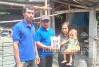 Kader NasDem di Kecamatan Pagu sedang melakukan operasi pasar murah