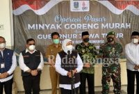 Gubernur Jawa Timur, Khofifah Indar Parawansa berkunjung ke Kota Madiun juga menyerahan zakat produktif dari BUMD Provinsi Jatim kepada pelaku usaha ultra mikro di wilayah Kota dan Kabupaten Madiun