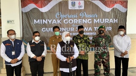 Gubernur Jawa Timur, Khofifah Indar Parawansa berkunjung ke Kota Madiun juga menyerahan zakat produktif dari BUMD Provinsi Jatim kepada pelaku usaha ultra mikro di wilayah Kota dan Kabupaten Madiun