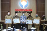 Dari kanan, Bupati Lamongan Yuhronur Efendi, Plt Bupati Probolinggo Timbul Prihanjoko, Kepala Perwakilan Ombudsman RI Jatim Agus Muttaqin, Walikota Malang Sutiaji, dan Staf Ahli Walikota Surabaya Hidayat Syah.
