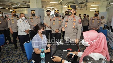 Kapolda Jatim, Irjen Pol Nico Afinta saat mengecek vaksinasi serentak di Grand City Surabaya