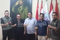 Ketua Umum SMSI Firdaus didampingi Ketua Bidang Tehnologi Agusti Rahmat, kepala Departemen Humas dan kerjasama Aji Waskita dan Sandi Nayoan didamping dua orang staf lawyernya (SMSI)