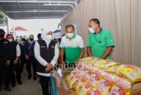  Gubernur Jawa Timur, Khofifah Indar Parawansa meninjau operasi pasar minyak goreng di UPT Bapenda Kabupaten Tuban, Selasa. (1/2/2022) (IST)